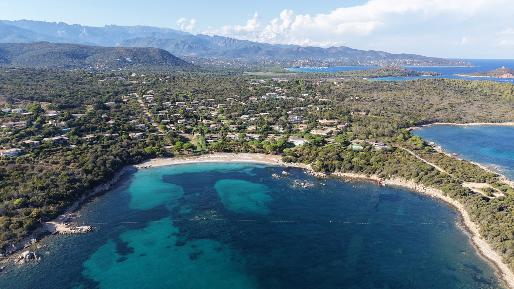 La baie de Capicciola vue du ciel, idéale pour nager en eau libre