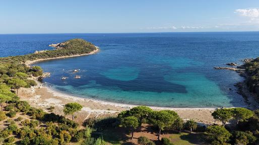 Vue aérienne de la plage de Capicciola, eau turquoise et maquis