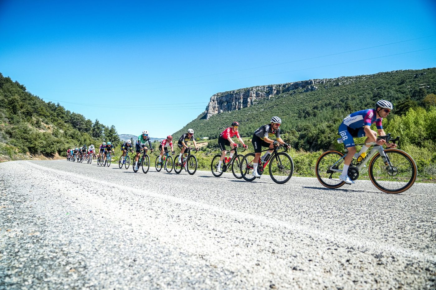 Groupe de cyclistes sur une route de l'arrière-pays méditerranéen