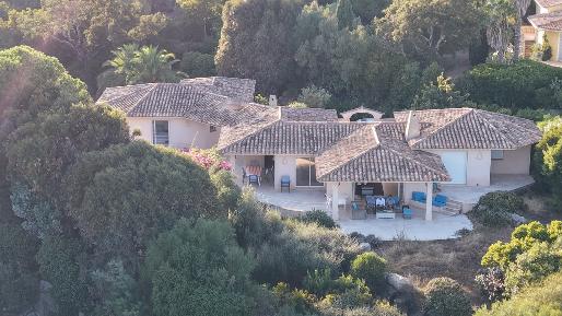 La villa vue du ciel, au milieu du maquis, avec sa terrasse couverte